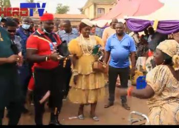 VIDEO: Money Rains as Chief Johnmary Anagolu Buries Grandfather In Ezeagu