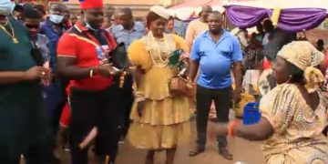 VIDEO: Money Rains as Chief Johnmary Anagolu Buries Grandfather In Ezeagu