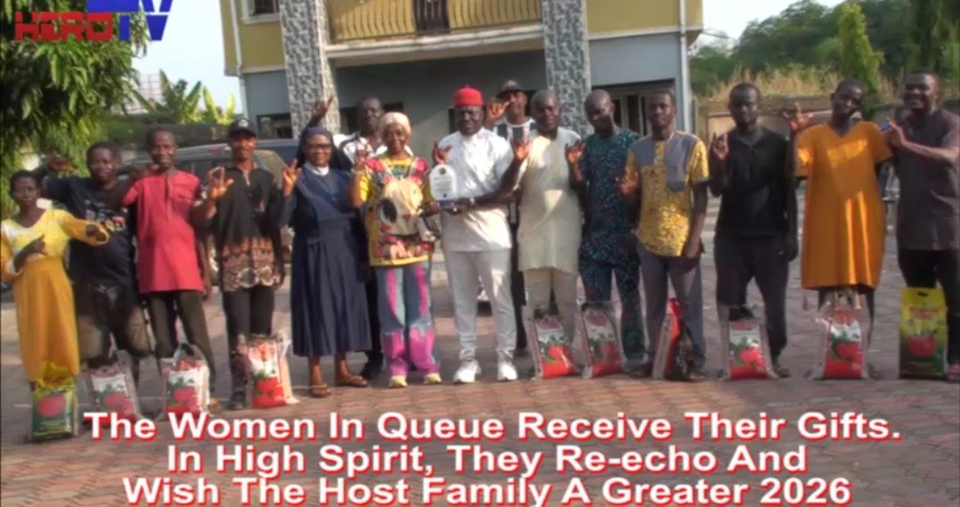 VIDEO: EZEAGU DEAF ASSOCIATION PRESENTS ‘AWARD OF EXCELLENCE’ ON CHIEF HON. JOHNMARY ANAGOLU AT HIS NEW YEAR GIVE-AWAY