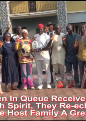 VIDEO: EZEAGU DEAF ASSOCIATION PRESENTS ‘AWARD OF EXCELLENCE’ ON CHIEF HON. JOHNMARY ANAGOLU AT HIS NEW YEAR GIVE-AWAY